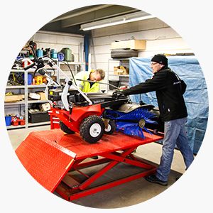 Regelmäßige Wartung der Geräte und Fahrzeuge um für den Winterdienst in Niedersachsen wieder voll Einsatzbereit zu sein.