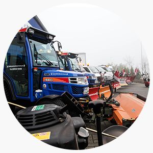 Aufgereihte Einsatzfahrzeuge für den Winterdienst in Niedersachsen